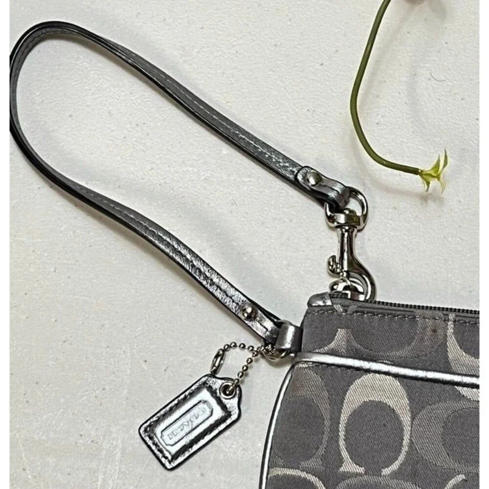 COACH SIGNATURE C SMALL SILVER WRISTLET F45659 SILVER/GREY WHITE